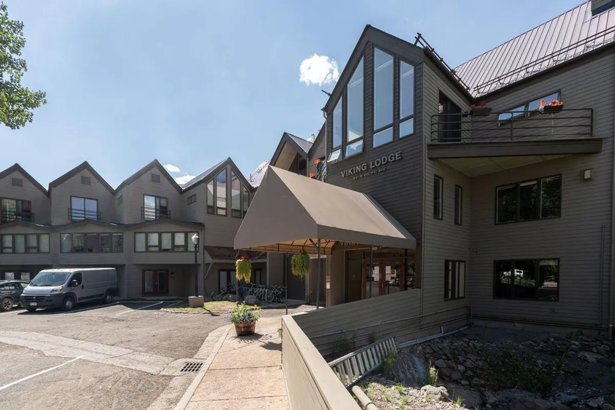 This exterior shot showcases the Viking Lodge entrance, with its welcoming sign and large windows. Bicycles parked nearby hint at easy access to outdoor adventures, while the communal outdoor area suggests shared amenities and a social atmosphere.